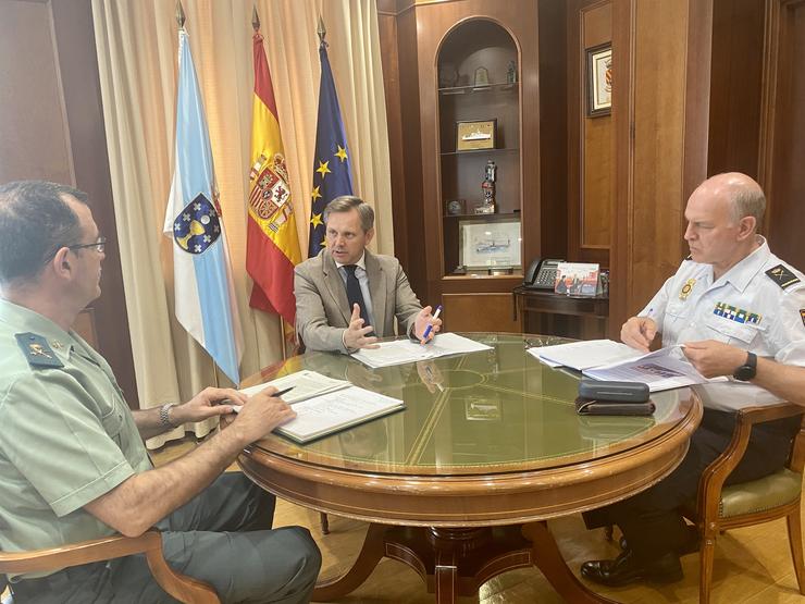 O delegado do Goberno, José Miñones, co xefe superior de Policía de Galicia, Ramón Gómez Neto, e  o xeneral xefe da Garda Civil en Galicia, Francisco Rodríguez. DELEGACIÓN O GOBERNO / Europa Press