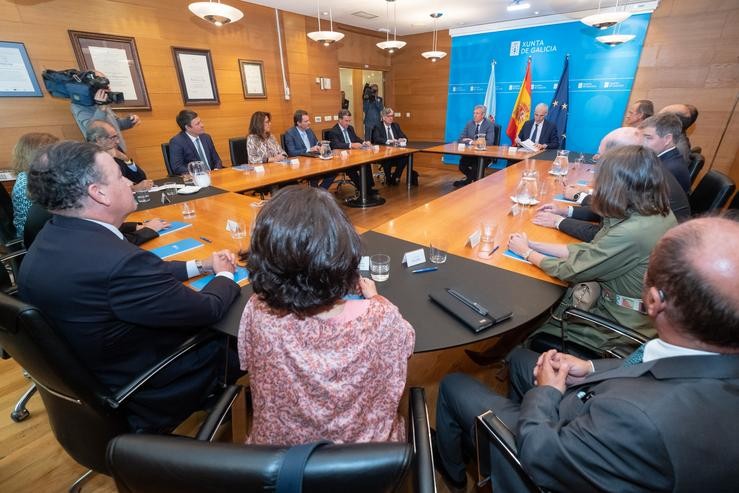 O presidente da Xunta, Alfonso Rueda, acompañado polo vicepresidente primeiro e conselleiro de Economía, Industria e Innovación, Francisco Conde, nunha reunión co Consello de Administración de Ence / Europa Press