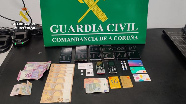 Efectos intervidos pola Garda Civil nun operativo no que desarticulou un grupo criminal asentado en Carballo dedicado á realización de estafas da ?factura? a empresas de toda España.. GARDA CIVIL / Europa Press