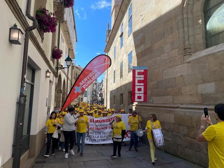 Manifestación  de traballadores de Correos en Santiago de Compostela 