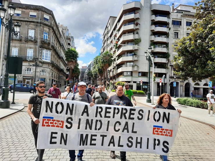 Decenas de traballadores de Metalships maniféstanse en Vigo ante a "represión sindical" da empresa.. PEDRO DAVILA-EUROPA PRESS / Europa Press