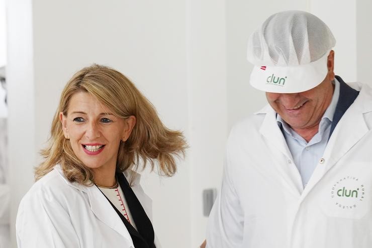 A vicepresidenta segunda e ministra de Traballo e Seguridade Social, Yolanda Díaz (c), visita a cooperativa gandeira CLUN, a 6 de xuño de 2022, en Ames, A Coruña, Galicia (España). Álvaro Ballesteros - Europa Press / Europa Press