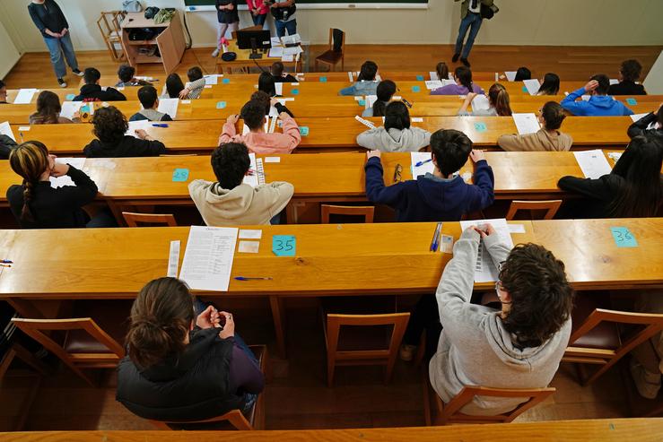 Estudantes esperan antes de comezar as probas de acceso á universidade 2022 