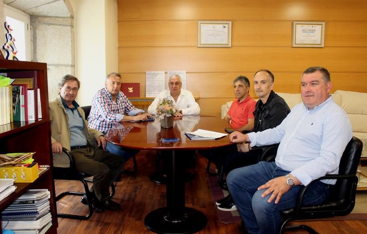 Alcaldes e representantes de seis concellos das comarcas de Melide, Arzúa e A Ulloa reclaman ao Goberno que 'repense' o anteproxecto de Lei de Mobilidade Sustentable e manteña os servizos no rural. CONCELLO DE MELIDE 