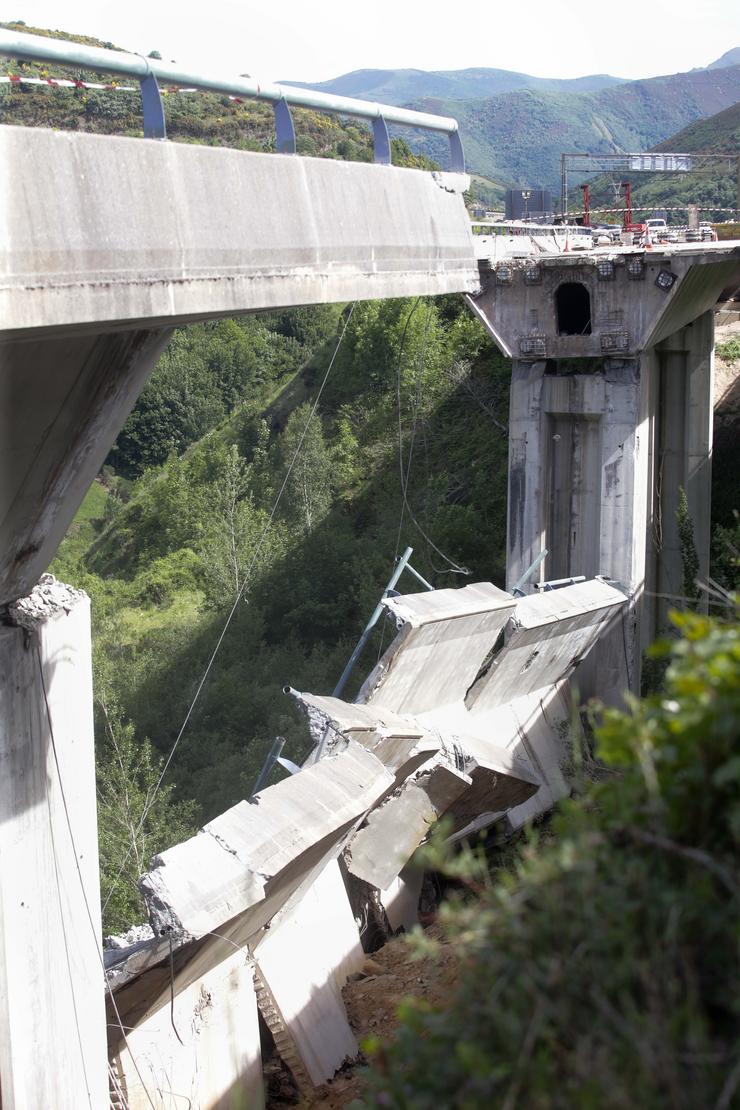 A parte da ponte que se desprendeu, a 7 de xuño de 2022, en Veiga de Varcarce, León, Castela e León  (España). Parte do viaduto do Castro na A-6, en dirección Madrid, desprendeuse a mañá de hoxe. A ponte atopábase en obras en. Carlos Castro - Europa Press 