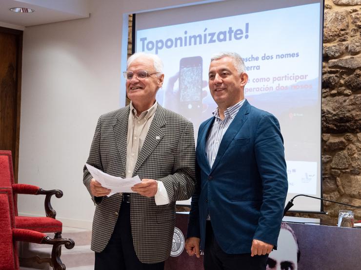 O presidente da RAG, Víctor F. Freixanes, e o secretario xeral de Política Lingüística, Valentín García, na presentación da quinta edición de 'Toponimízate. Falámosche dous nomes dá túa terra'. MIGUEL GRANDÍO 