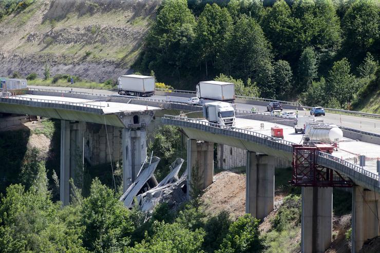 Varios vehículos circulan pola zona de arriba de onde se desprendeu parte do viaduto do Castro na A-6, en dirección Madrid 