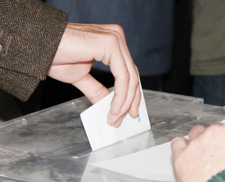 Votación nunha urna - Arquivo