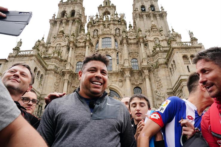 O presidente do Real Valladolid, Ronaldo Nazario, chega á praza do Obradoiro tras facer o camiño de Santiago en bicicleta - ALVARO BALLESTEROS - EUROPA PRESS