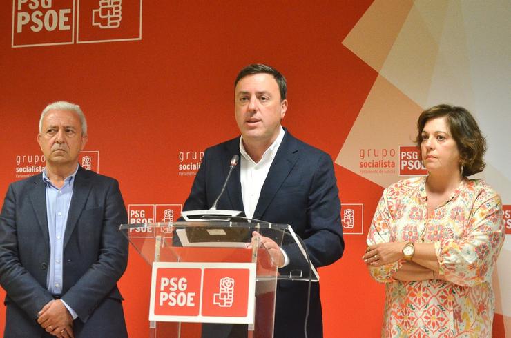 O secretario xeral do PSdeG, Valentín González Formoso, cos viceportavoces parlamentarios do PSdeG Luís Álvarez e Begoña Rodríguez Rumbo. PSDEG / Europa Press