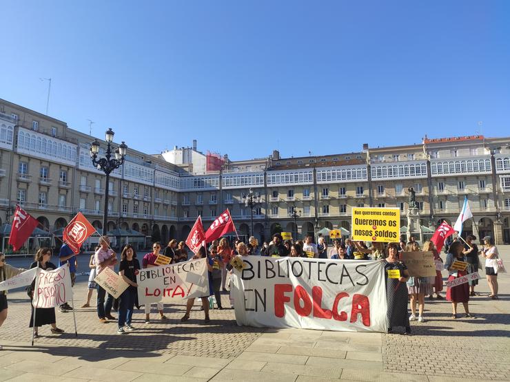 Concentración dos traballadores da rede de bibliotecas municipais da Coruña diante do Concello 