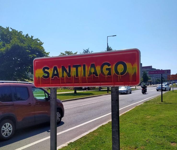 Letreiro vandalizado en Santiago 