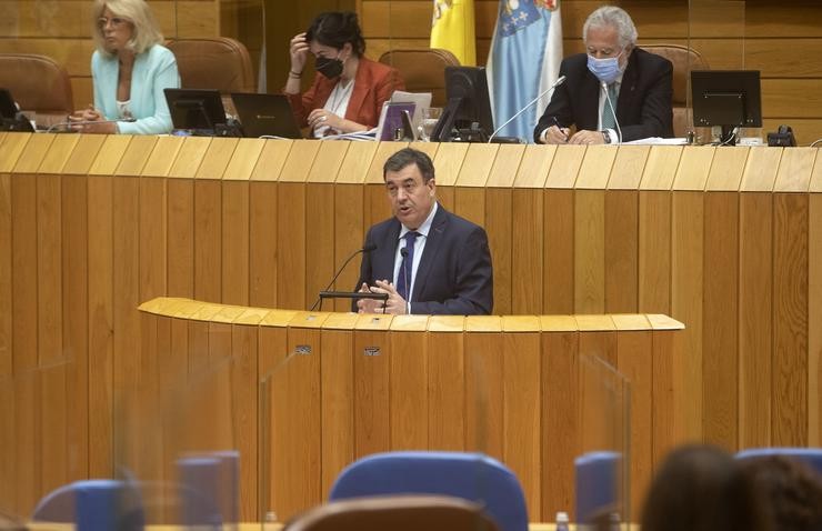 O conselleiro de Cultura, Educación, FP e Universidades, Román Rodríguez, comparece no pleno do Parlamento de Galicia.. XUNTA