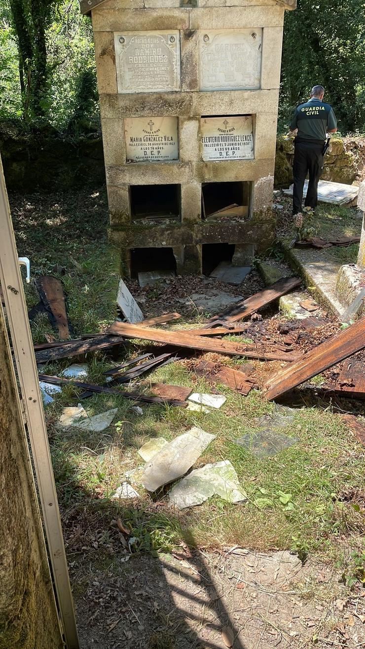 Tumbas profanadas nun cemiterio de Castroverde (Lugo) / Europa Press