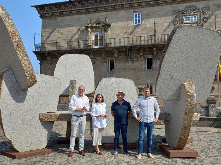 Os concelleiros Mercedes Rosón e Sindo Guinarte, o artista Manolo Paz e o comisario da exposición David Varro, diante da escultura 'Bolboreta'.. CONCELLO DE SANTIAGO 