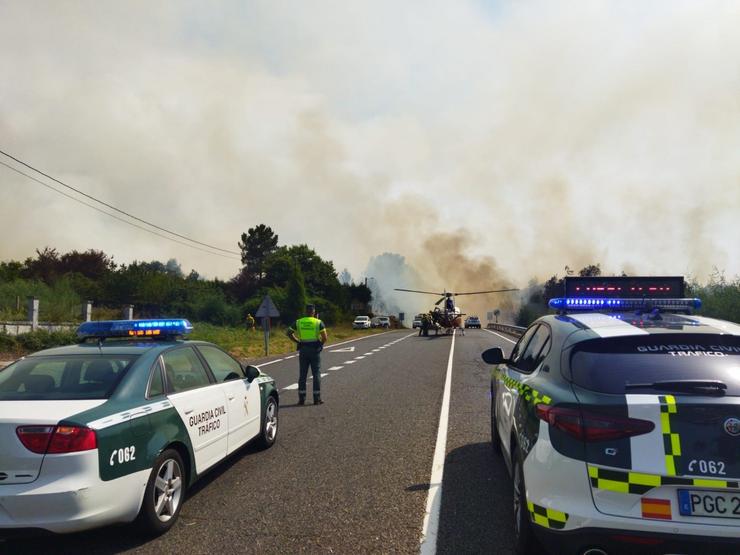 Un incendio rexistrado en Vilamarín obriga a cortar a N-540, ao seu paso pola localidade. GARDA CIVIL / Europa Press
