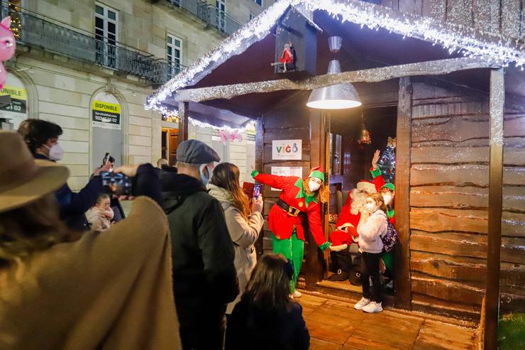 Unha nena faise unha foto con Papá Noel en Vigo, en decembro de 2021 / Marta Vázquez Rodríguez - Arquivo