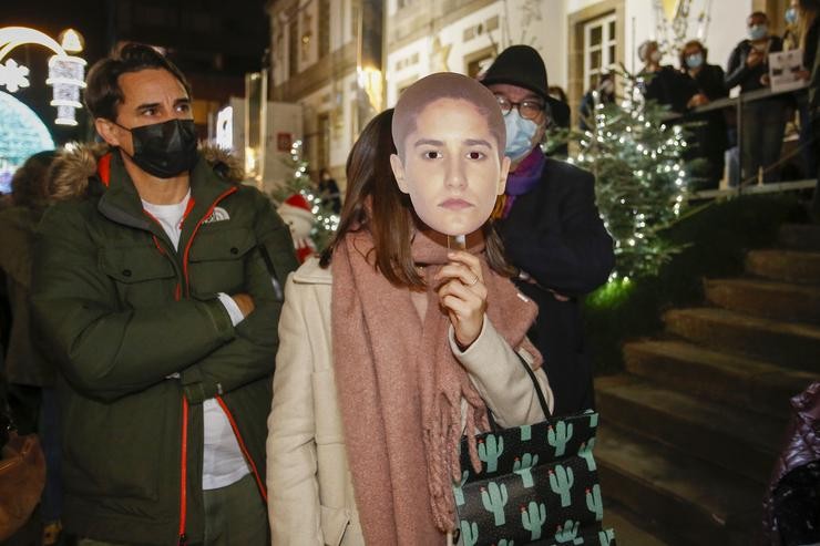 Unha muller sostén unha careta nunha concentración para pedir que o asasinato de Déborah Fernández "non quede impune" / Marta Vázquez Rodríguez - Europa Press 