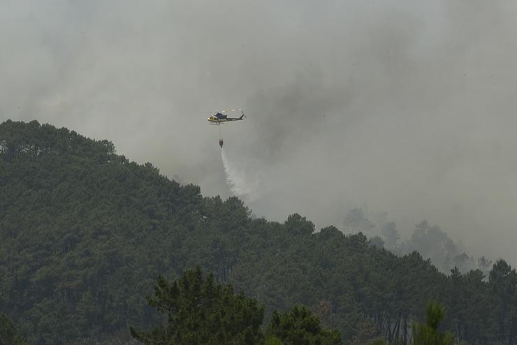 Fume durante un incendio, a 13 de xullo de 2022, en Melón, Ourense / Rosa Veiga - Europa Press. / Europa Press