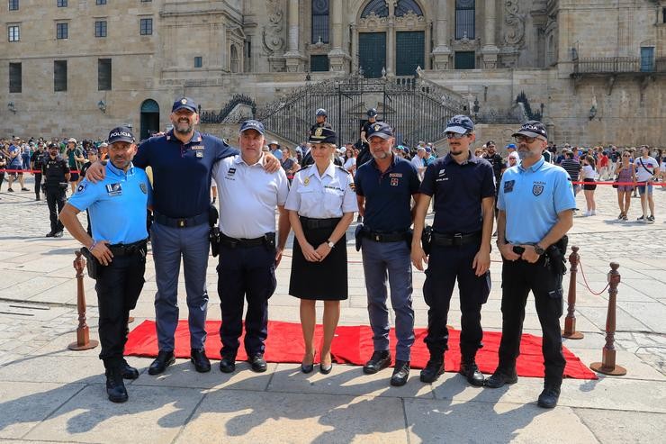 Foto de familia de axentes italianos, franceses e portugueses, durante a presentación do proxecto ?Comisarías Europeas?, na Praza do Obradoiro, a 15 de xullo de 2022, en Santiago de Compostela, A Coruña, Galicia.. César Arxina - Europa Press 