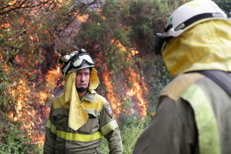 Axentes das Brigadas de Reforzo en Incendios Forestais (BRIF) realizan labores de extinción nas inmediacións dun incendio, a 15 de xullo de 2022, en Samos. Carlos Castro - Europa Press