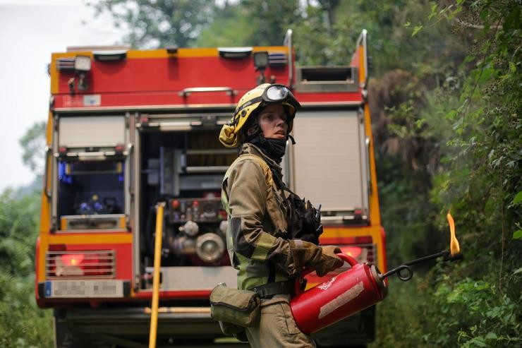 Axente das Brigadas de Reforzo en Incendios Forestais (BRIF) realiza labores de extinción durante un incendio, a 15 de xullo de 2022, en Samos.. Carlos Castro - Europa Press / Europa Press