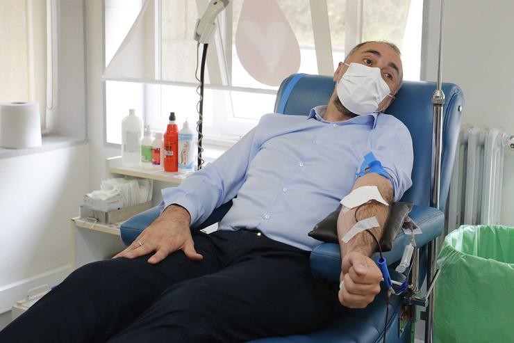 O conselleiro de sanidade, Julio García Comesaña, doa sangue no Hospital Nicolás Pena, en Vigo.. XUNTA 