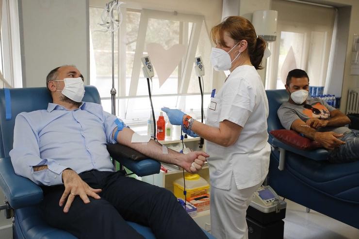 O conselleiro de Sanidade, Xullo García Comesaña, doa sangue.. XUNTA / Europa Press