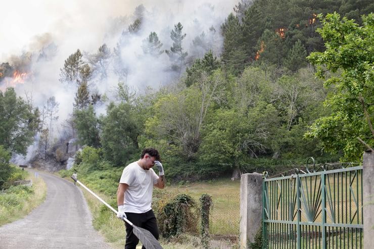 Veciños colaboran nos labores de extinción dun incendio 