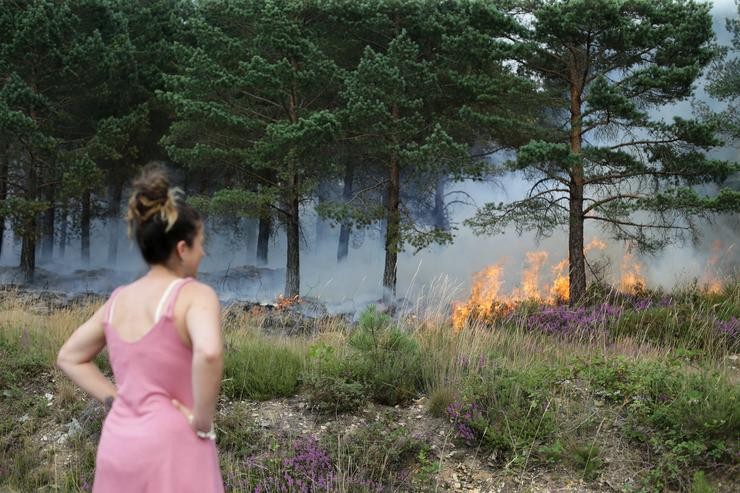 Cidadáns observan un incendio forestal, a 16 de xullo de 2022, na Pobra do Brollón, Lugo, Galicia.. Carlos Castro - Europa Press / Europa Press