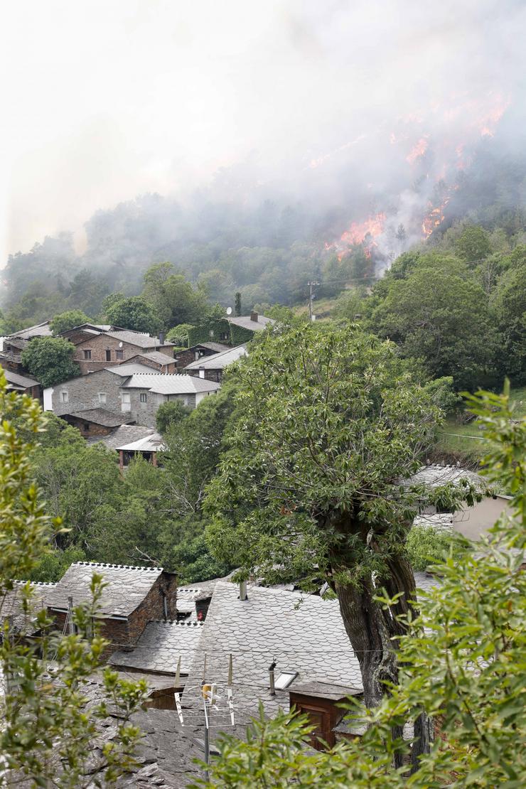 Vista do lume da aldea de Gamiz durante un incendio na 15 de xullo de 2022, en Samos, Lugo, Galicia.. Carlos Castro - Europa Press