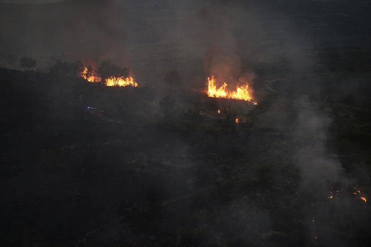 Incendio procedente de Portugal, a 17 de xullo de 2022, en Oímbra, Ourense, Galicia (España). A Xunta de Galicia activou a situación 2 como medida preventiva en dous incendios activos no concello ourensán de Oímbra, pola proximidade do fueg. Rosa Veiga - Europa Press / Europa Press