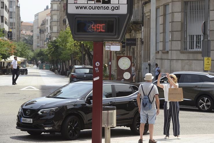 Un termómetro marca 49 graos centígrados no concello, en Ourense.. Rosa Veiga - Europa Press 
