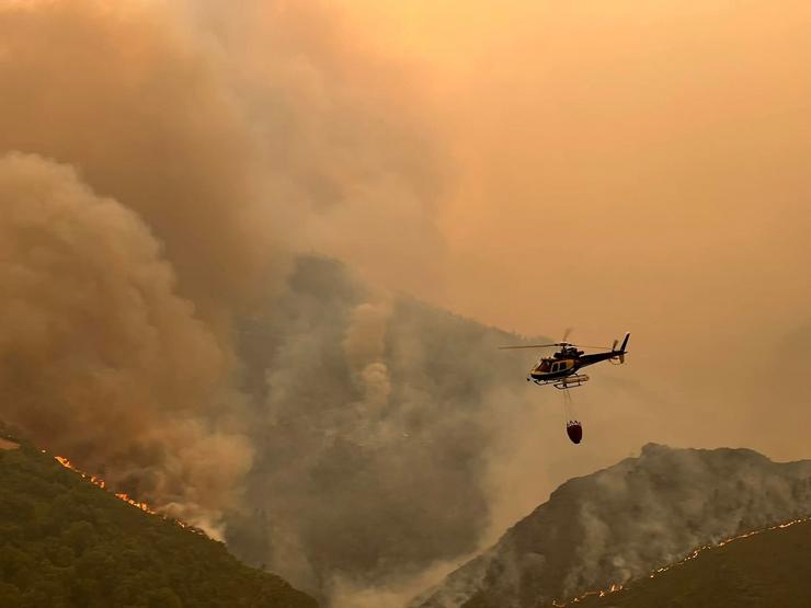 Helicóptero tentando atallar o lume de Folgoso do Courel 