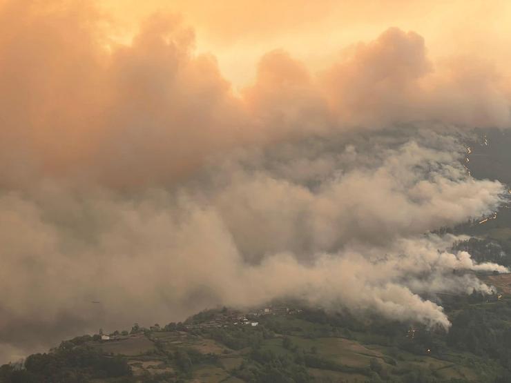 O lume do xigantesco incendio de Folgoso entra na aldea de Vilamor  