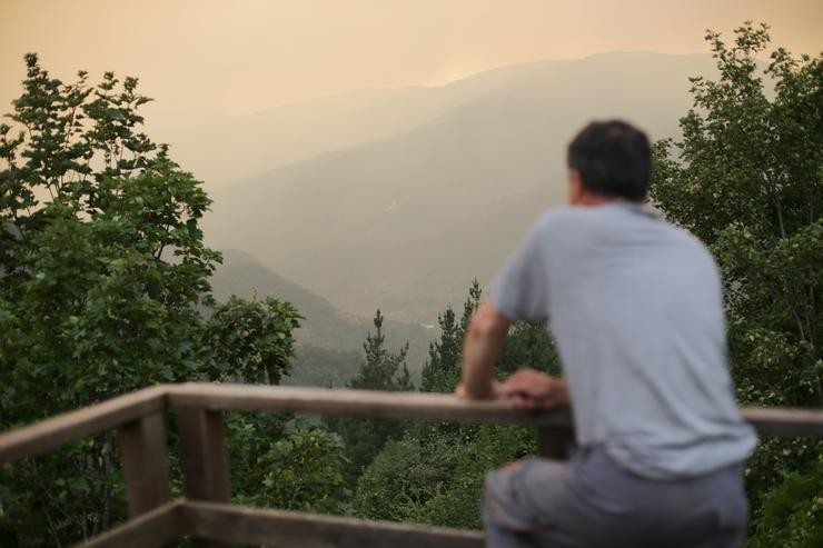 Unha persoa observa a zona do incendio de Folgoso do Courel, a 18 de xullo de 2022, en Folgoso do Courel, Lugo, Galicia (España). A superficie arrasada polos principais incendios rexistrados en Galicia xa supera as 9.000 hectáreas, segundo estímaas. Carlos Castro - Europa Press / Europa Press