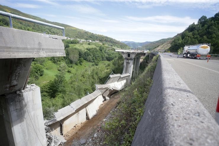 Parte do viaducto derrubado na A-6  