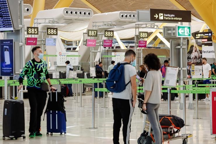 Pasaxeiros coas súas maletas na Terminal 4 do Aeroporto Adolfo Suárez Madrid Barallas, a 1 de xullo de 2022, en Madrid (España). Como cada ano, o inicio dos meses de verán supoñen un aumento nos desprazamentos nos aeroportos. Este 1 de xullo. Carlos Luján - Europa Press / Europa Press