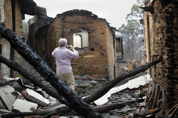 Unha persoa camiña por unha das zonas queimadas polo incendio de Folgoso do Courel, a 18 de xullo de 2022, en Folgoso do Courel, Lugo, Galicia (España). A superficie arrasada polos principais incendios rexistrados en Galicia xa supera as 9.000 hec. Carlos Castro - Europa Press