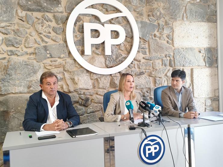O senador do PP, Javier Guerra; a presidenta do partido en Vigo, Marta Fernández Tapias; e o deputado nacional Diego Gago. / Europa Press