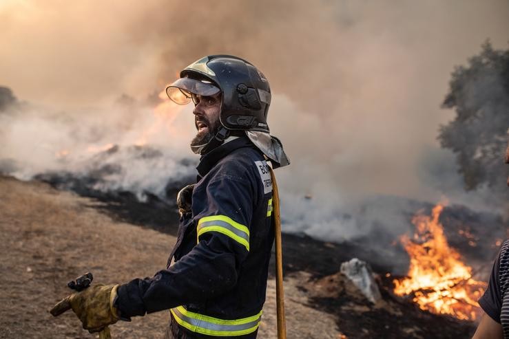 Un bombeiro traballa no incendio de Losacio, a 17 de xullo de 2022, en Losacio, Zamora, Castela e León (España). Un brigadista dunha autobomba que traballaba na extinción do incendio faleceu vítima do rápido avance das chamas na zona. D. Emilio Frade - Europa Press
