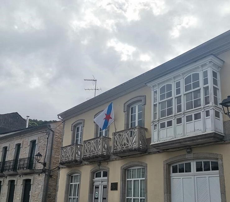 O PP de Muras denuncia unha bandeira galega en lugar público e o alcalde indica que "buscan facer ruído". PPDEG EN MURAS / Europa Press