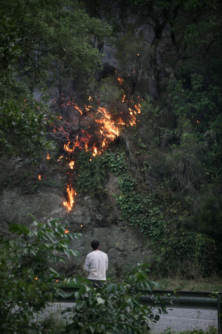 Un home observa un incendio, a 15 de xullo de 2022, en Quiroga, Lugo / Carlos Castro - Europa Press.