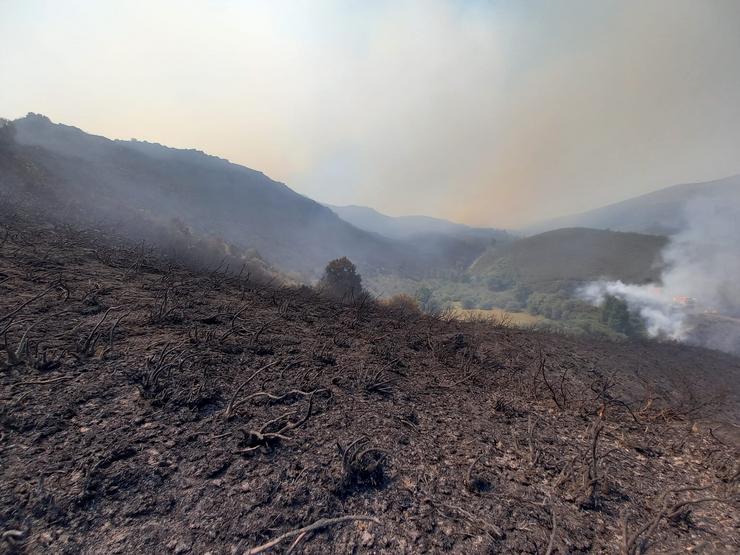 A campa e lagoa da Lucenza arrasada nos lumes de xullo de 2022 no Courel 