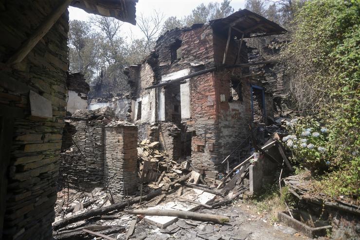 Unha vivenda calcinada polo incendio forestal en Folgoso do Courel 