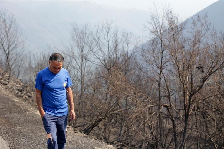 Un home camiña pola zona afectada polo lume de Folgoso do Courel, a 20 de xullo de 2022, en Folgoso do Courel, Lugo, Galicia (España). A Consellería de Medio Rural elevou a máis 1.400 os desaloxados por incendios en 80 núcleos nos lumes qu. Carlos Castro - Europa Press 