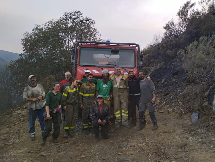 Voluntarios xunto cun conductor de motobombas na zona alta do Courel / Sechu Sende