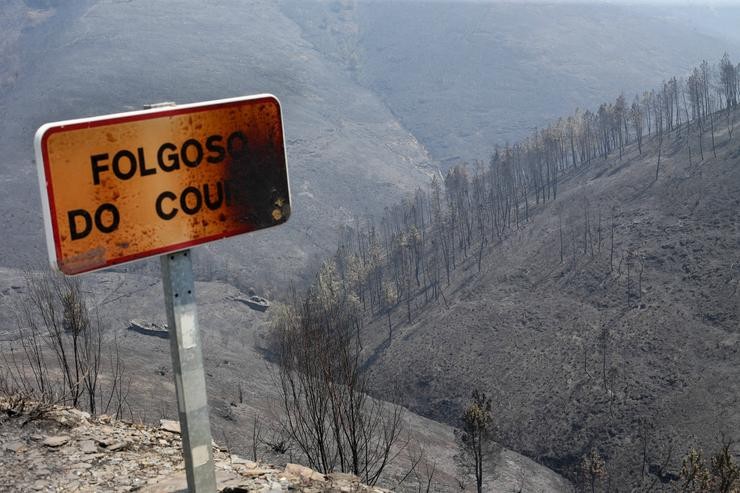 Cartel de entrada a Folgoso do Courel afectado polos incendios / Carlos Castro