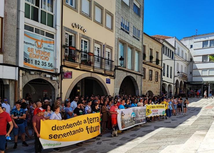 Manifestación da veciñanza en Noia contra a autorización de vertidos á mina de San Finx 