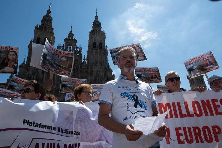 Varias persoas portan unha pancarta que pide xustiza para as vítimas do accidente de tren en Angrois durante unha manifestación, a 24 de xullo de 2022, en Santiago de Compostela. César Arxina - Europa Press